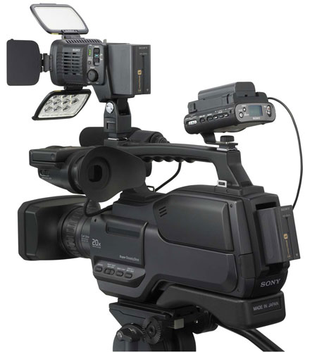 16Sony_HVR-HD1000_3Q_tripod_accessories.jpg